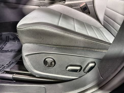 Used 2025 Volkswagen Jetta SE FWD image 25