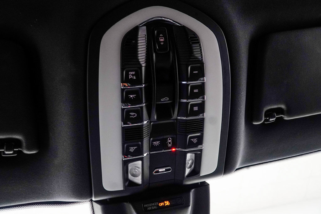 Used 2023 Porsche Macan Turbo AWD/4WD image 33