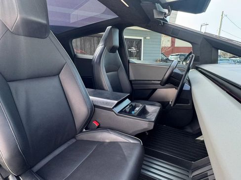 Used 2024 Tesla Cybertruck AWD Crew Cab image 31