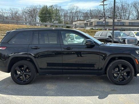 Certified 2024 Jeep Grand Cherokee Limited w/ Black Appearance Package image 5
