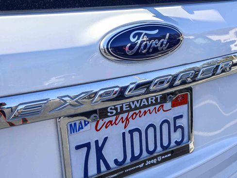 Used 2015 Ford Explorer XLT image 25