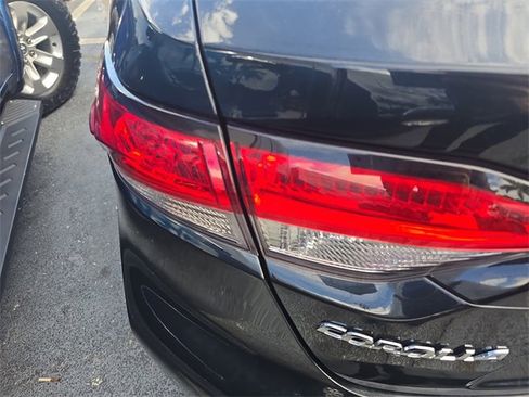 Used 2022 Toyota Corolla LE image 5