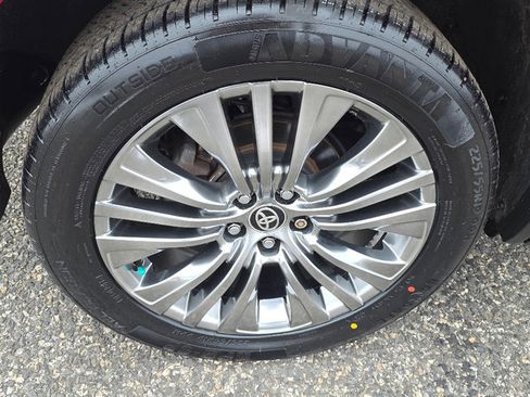 Used 2021 Toyota Venza Limited image 23