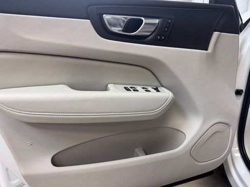 Used 2023 Volvo XC60 B5 Plus image 8