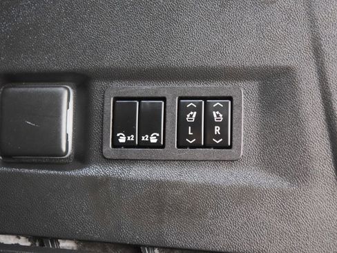 Used 2023 Chevrolet Tahoe Premier AWD/4WD image 23