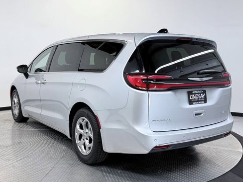 Used 2024 Chrysler Pacifica Limited image 4