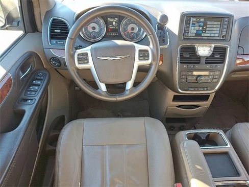 Used 2015 Chrysler Town & Country Touring image 8