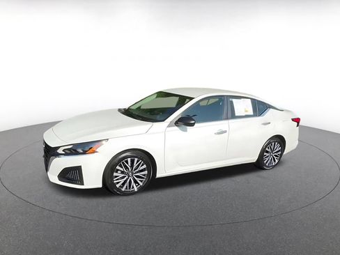 Used 2025 Nissan Altima 2.5 SV FWD image 8