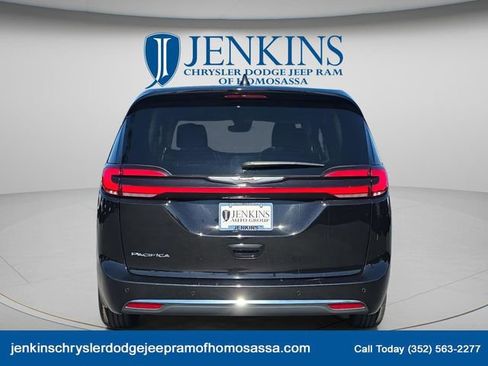 Used 2024 Chrysler Pacifica Touring-L image 2