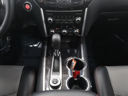 Used 2020 Nissan Pathfinder SL image 16