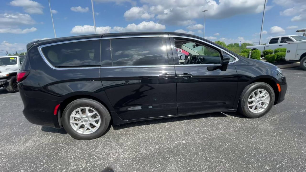 Used 2024 Chrysler Pacifica Touring-L FWD image 8