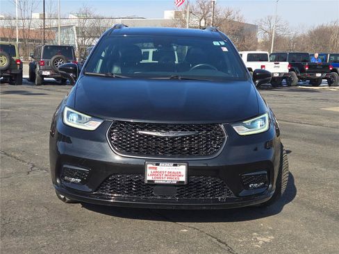 Certified 2021 Chrysler Pacifica Touring-L w/ Uconnect Theater Family Group image 5