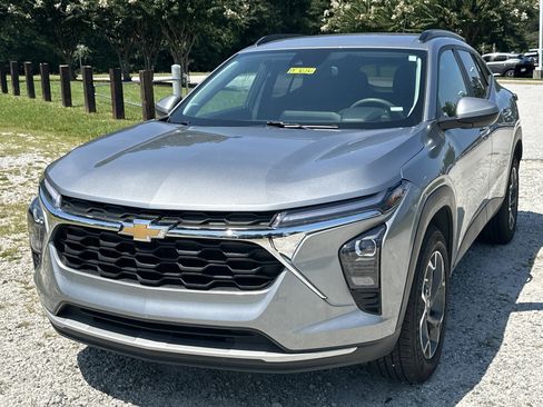 Used 2024 Chevrolet Trax LT image 1
