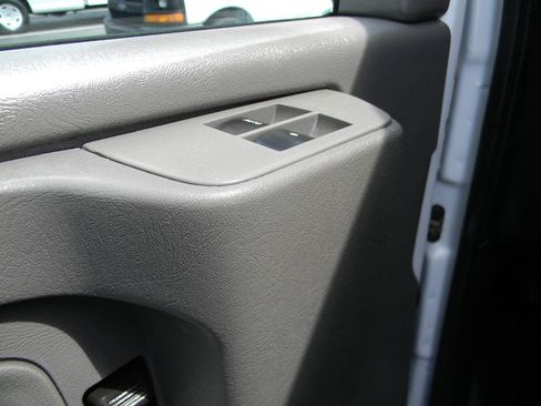 Used 2015 Chevrolet Express 2500 RWD image 11