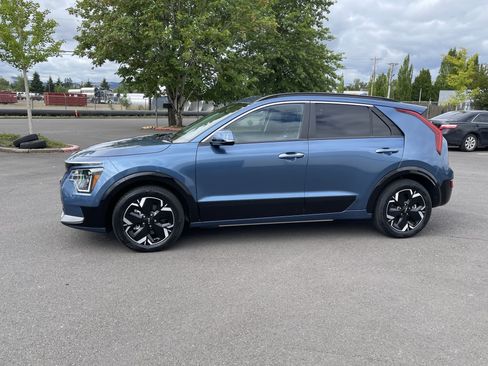 Used 2023 Kia Niro Wave FWD image 2