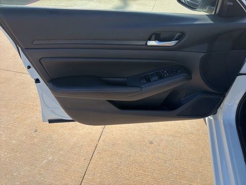 Used 2025 Nissan Altima 2.5 SV image 12