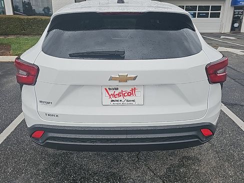 Used 2024 Chevrolet Trax LS image 3