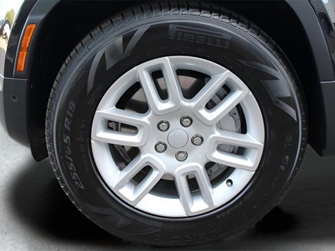 Used 2025 Land Rover Defender 110 S image 8