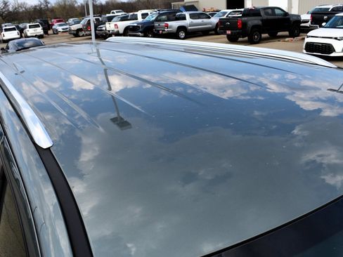 Used 2023 Chevrolet Suburban Premier image 9