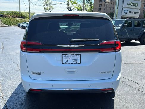 Certified 2024 Chrysler Pacifica Limited FWD image 7