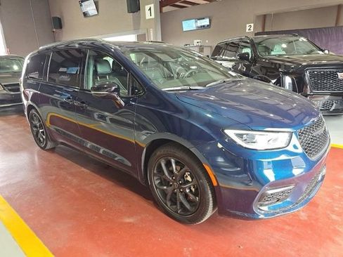 Used 2025 Chrysler Pacifica Limited image 3