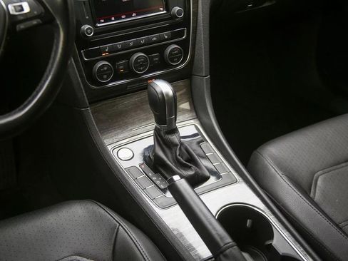 Used 2018 Volkswagen Passat 2.0T SE image 16