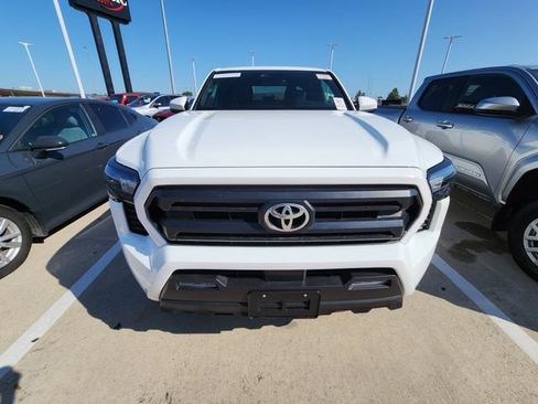 Used 2025 Toyota Tacoma SR5 AWD/4WD image 15