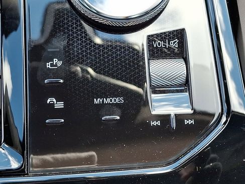 Certified 2025 BMW 530i xDrive w/ Premium Package image 25