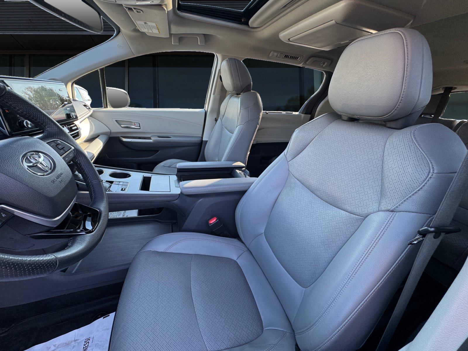 Used 2023 Toyota Sienna Limited AWD/4WD image 2