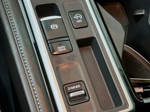 Used 2025 Nissan Pathfinder SV FWD image 25