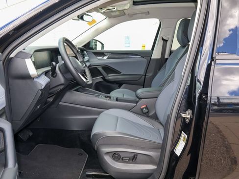 Used 2025 Volkswagen Tiguan SE w/ Panoramic Sunroof Package AWD/4WD image 12