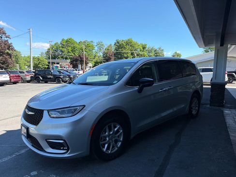 Used 2024 Chrysler Pacifica Touring-L FWD image 3