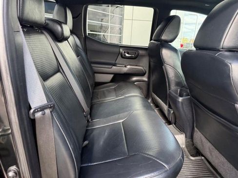 Used 2019 Toyota Tacoma TRD Sport w/ TRD Premium Sport Package AWD/4WD image 12