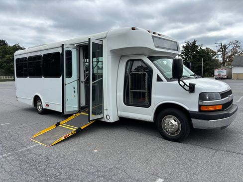 Used 2015 Chevrolet Express 4500 w/ Shuttle Bus Package RWD image 3