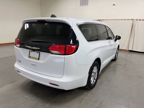 Used 2022 Chrysler Voyager LX image 8