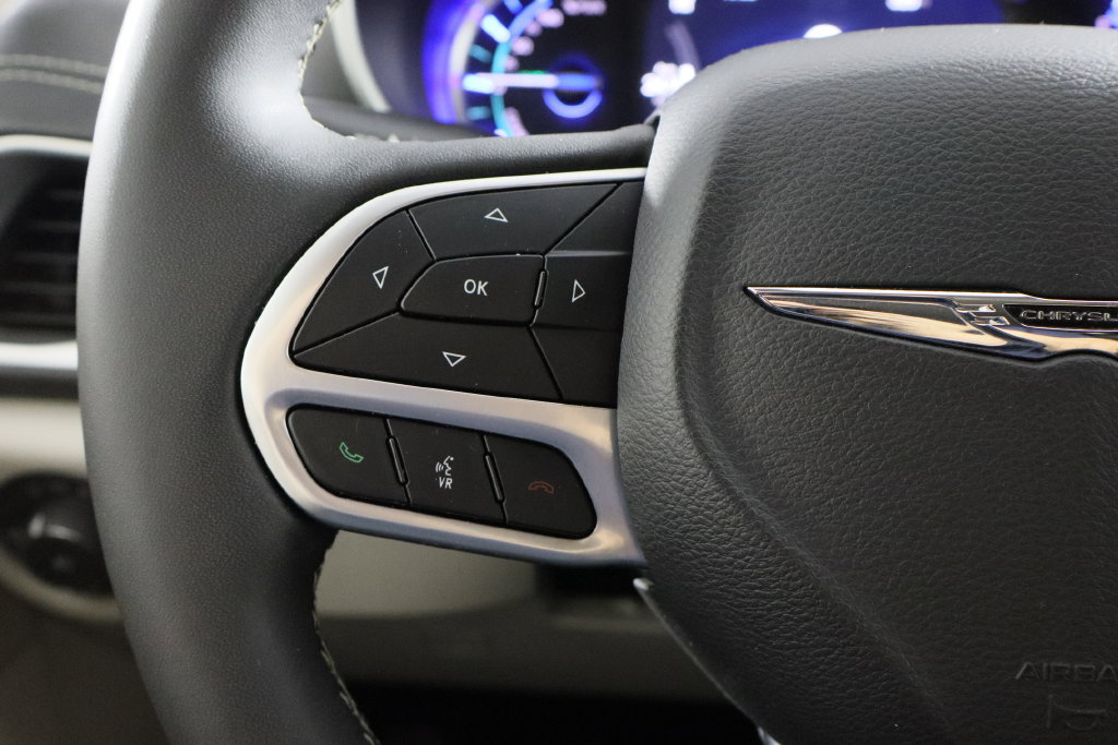Used 2024 Chrysler Pacifica Limited FWD image 8