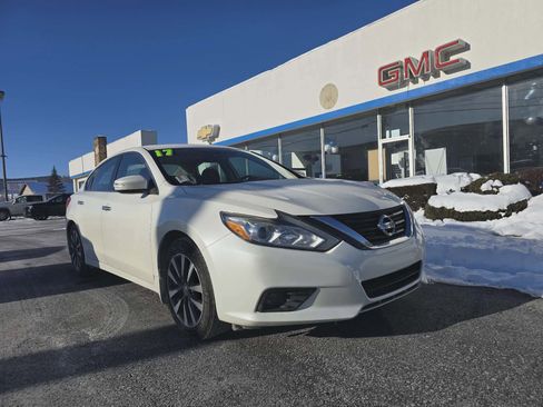 Used 2017 Nissan Altima 2.5 SV w/ Convenience Package image 1