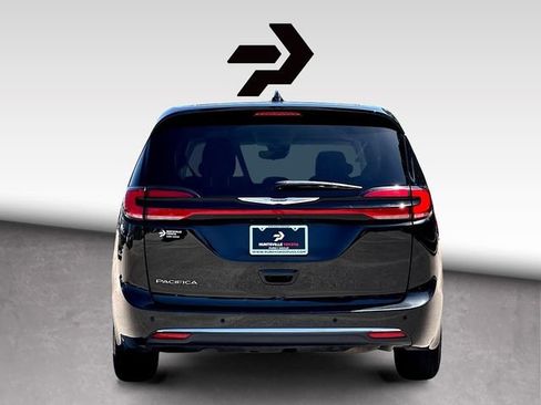 Used 2023 Chrysler Pacifica Touring-L FWD image 7
