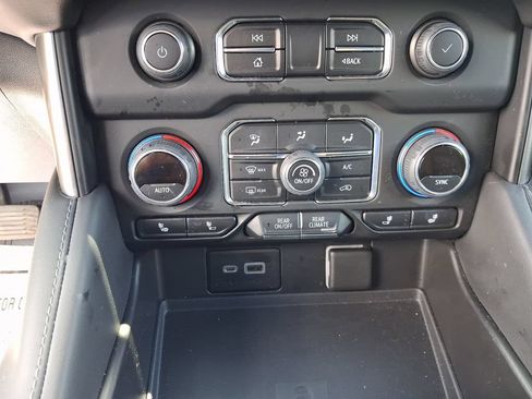 Used 2022 Chevrolet Tahoe LT w/ Luxury Package AWD/4WD image 13