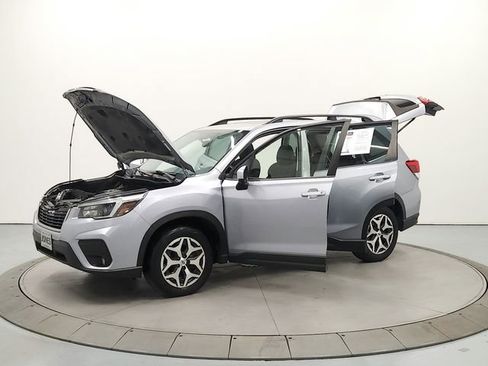Used 2021 Subaru Forester Premium image 11