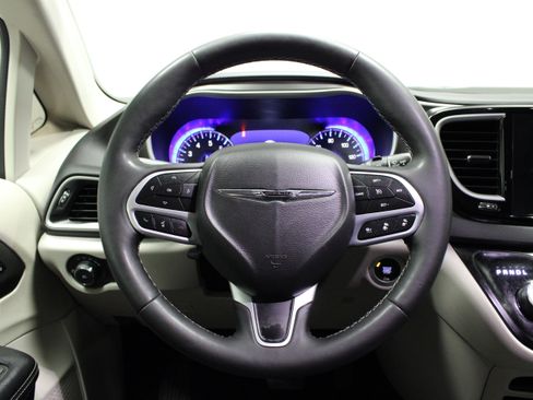 Used 2024 Chrysler Pacifica Touring-L FWD image 22