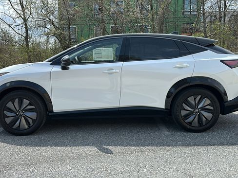 New 2025 Nissan Ariya Platinum image 18