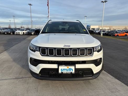Used 2024 Jeep Compass Latitude AWD/4WD image 8