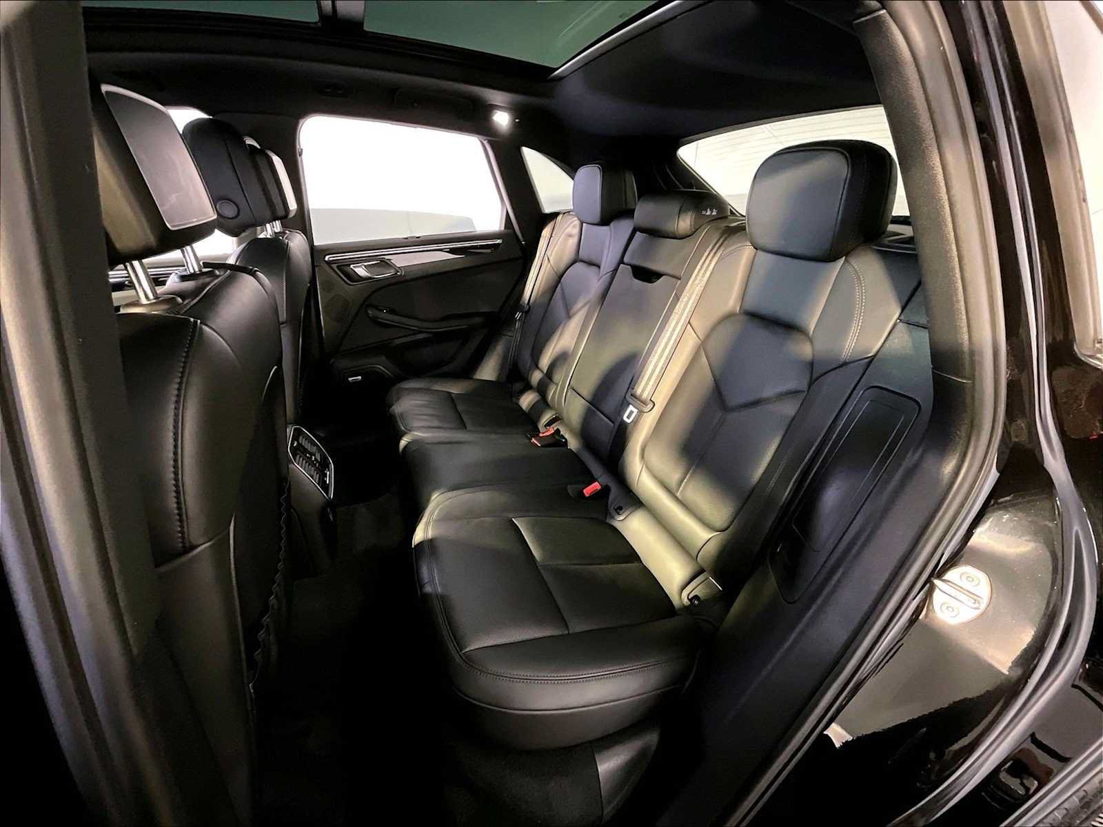 Certified 2022 Porsche Macan AWD/4WD image 24