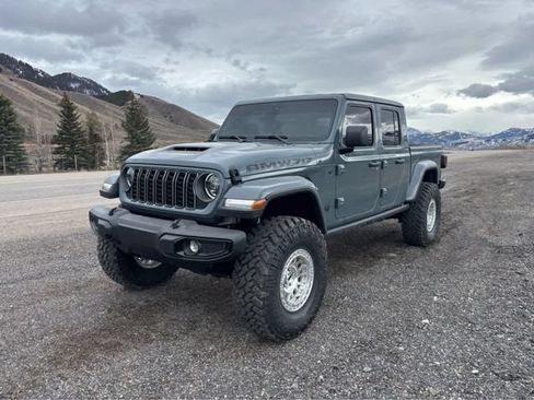 Used 2025 Jeep Gladiator Sport AWD/4WD image 2