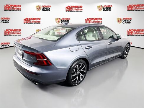 Used 2020 Volvo S60 T6 Momentum image 18