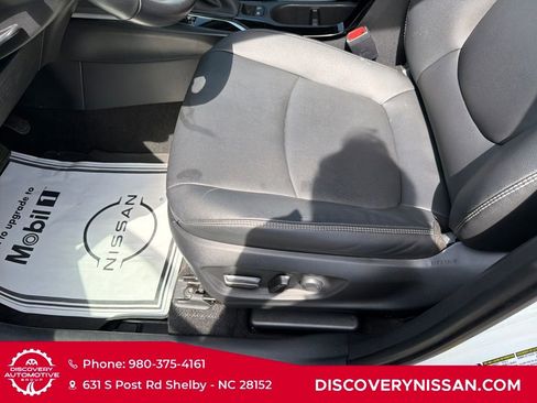 Used 2023 Toyota Corolla Cross XLE w/ Convenience Package FWD image 12