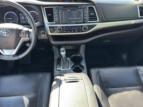 Used 2019 Toyota Highlander XLE AWD/4WD image 12