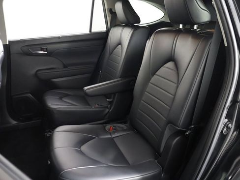 Used 2022 Toyota Highlander XLE image 32
