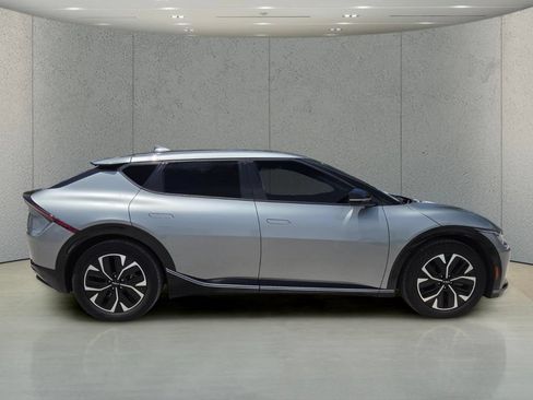 Used 2022 Kia EV6 Wind RWD image 2